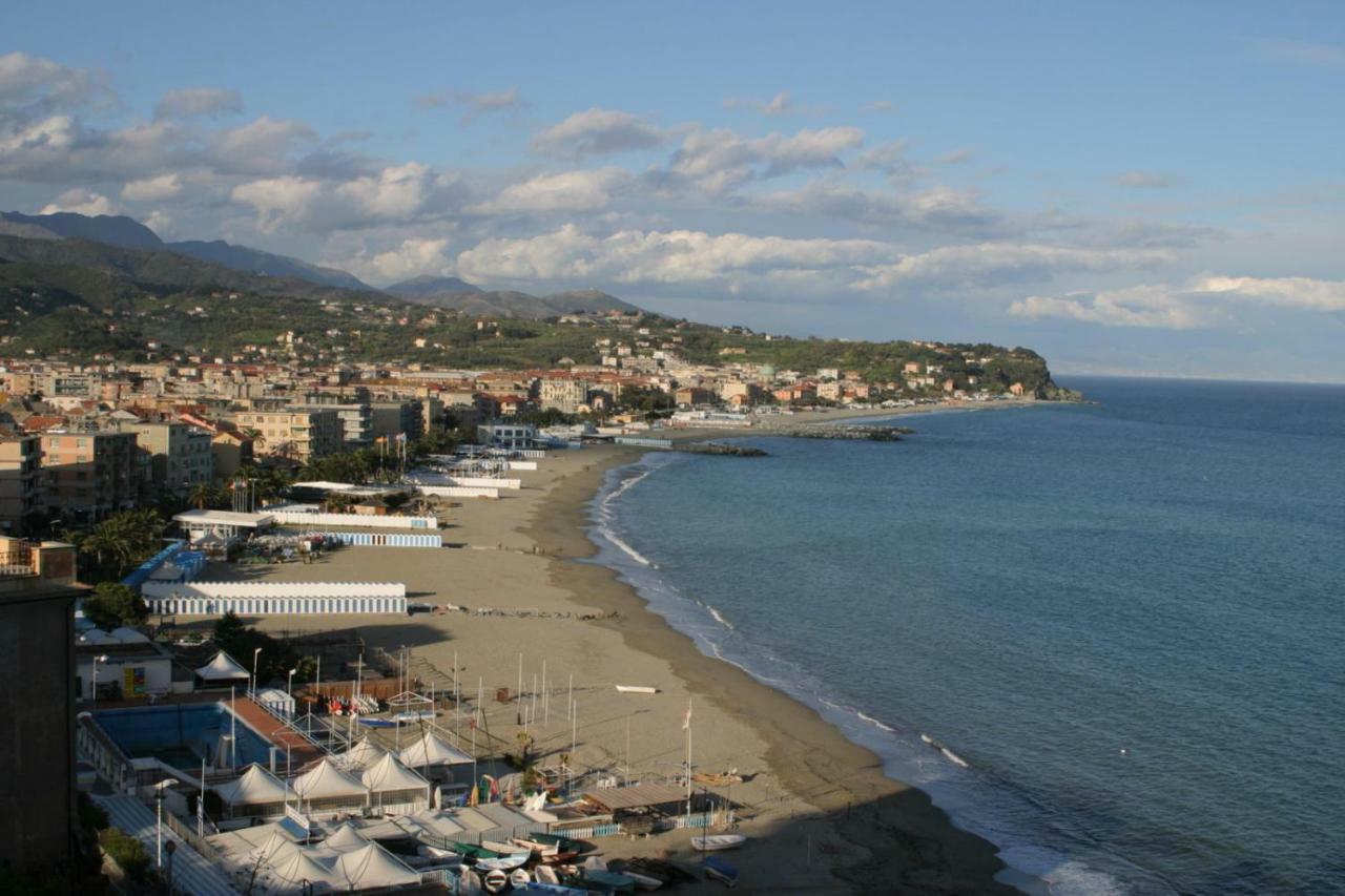 Ferienwohnung Le Finestre Sul Mare Albissola Marina Exterior foto