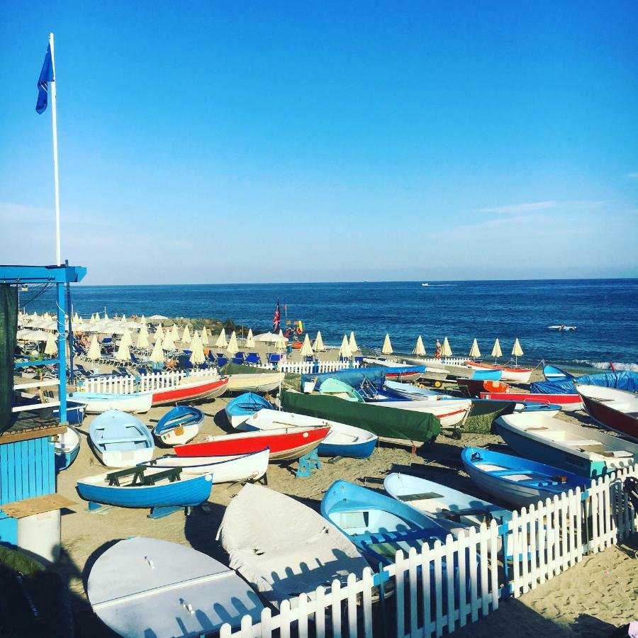 Ferienwohnung Le Finestre Sul Mare Albissola Marina Exterior foto