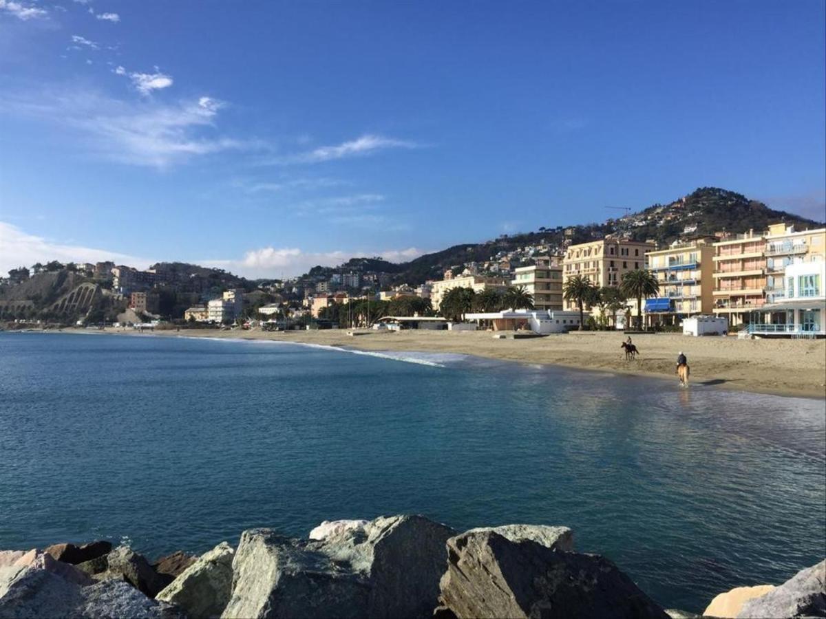 Ferienwohnung Le Finestre Sul Mare Albissola Marina Exterior foto